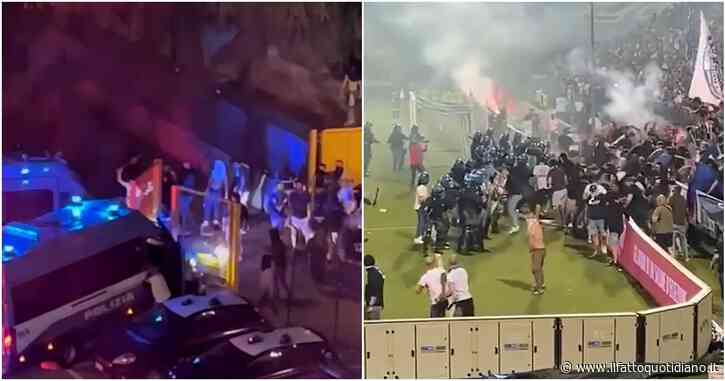 Caos durante Brescia-Cosenza, i video degli scontri in campo tra tifosi e polizia e delle violenze fuori dallo stadio. Feriti otto agenti