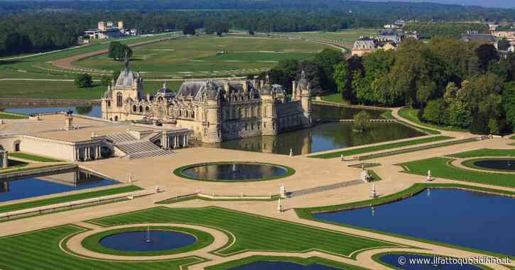 La lunga estate della Moda, i brand si sfidano a colpi di location da sogno: Valentino sfila allo Château de Chantilly, la One Night Only di Armani a Venezia