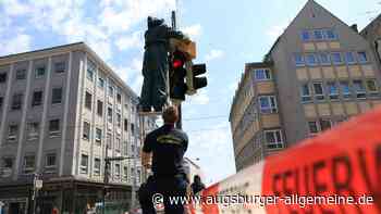 Ungewöhnliche Rotlichtsünder: Feuerwehr fängt Bienenschwarm