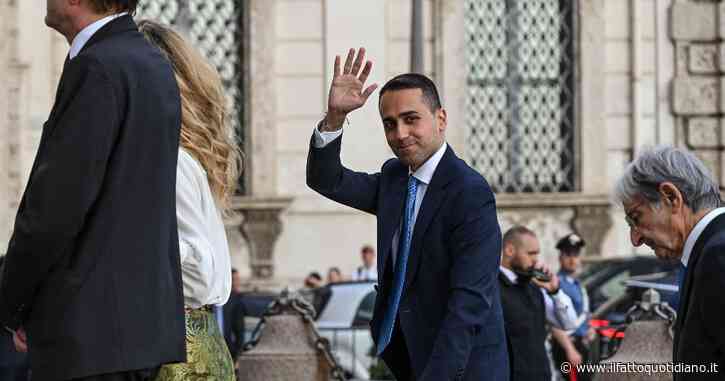 Di Maio entra in carica come rappresentante Ue del Golfo. Twitter sospende subito il suo nuovo account. Poi lo riattiva