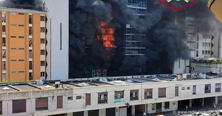 Großer Brand in mehrstöckigem Wohngebäude in Rom – ein Toter