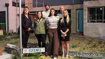 These Perth property buyers were supposed to be neighbours. Now they're fighting the developer that hasn't finished their homes