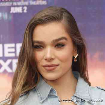 Hailee Steinfeld 'runs' to phone when Taylor Swift calls