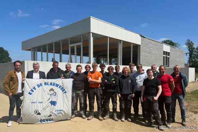 Studenten helpen met de bouw van voetbalcomplex: “Hun hulp maakt de realisatie van het gebouw haalbaar”
