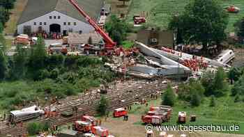 Hunderte Menschen gedenken der Opfer des Eschede-Zugunglücks