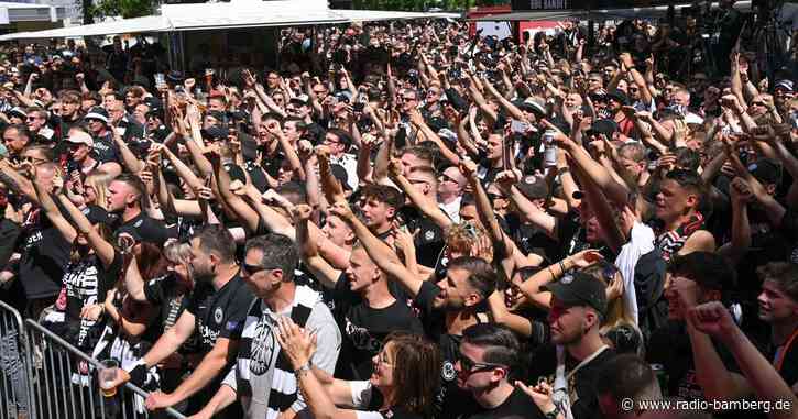 Zehntausende Frankfurt-Fans in Berlin