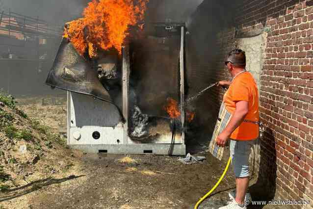 Stroomcabine vat vuur, geblust door omstanders