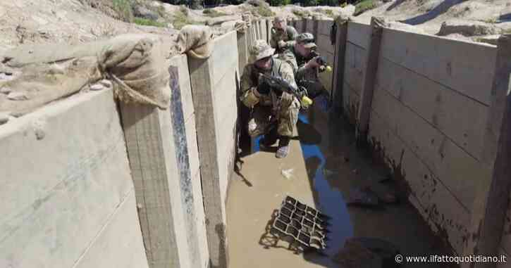 Volontari ucraini si addestrano nelle trincee in Inghilterra come nella prima guerra mondiale