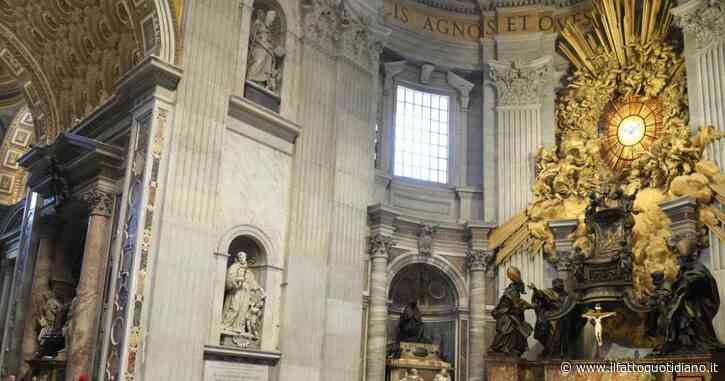 Uomo si spoglia dentro San Pietro per protestare contro la guerra in Ucraina, celebrata una messa riparatrice
