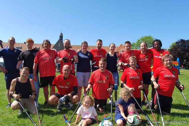 Voetballers met één been en een keeper met één arm: nationale amputatievoetballers demonstreren wat ze kunnen: “Belangrijk om te sporten en erover te praten”