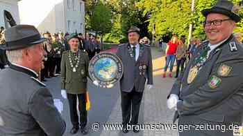 Gifhorns Schützenkönig Bastian Nowak bekommt die Königsscheibe