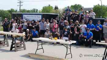 Winnipeg high school students, mayor build 20 beds for kids in need
