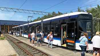 Nur nachts rollt die Jenaer Lichtbahn zum Test