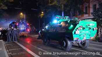Krawalle in Leipzig: Polizei bringt Wasserwerfer in Stellung