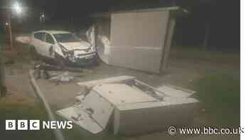 Three arrests in Hull after suspected stolen car hits lamppost