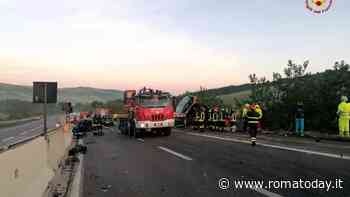 Incidente in autostrada: pullman diretto a Roma finisce in una scarpata, morto un passeggero