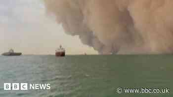 Huge sandstorm sweeps across Suez Canal in Egypt