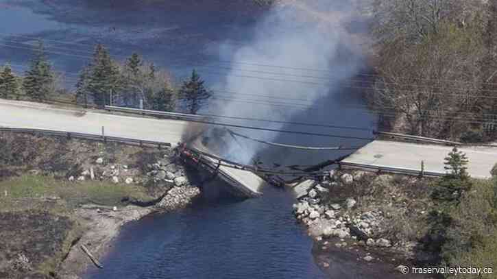Canadian soldiers, American firefighters now battling blazes in Nova Scotia