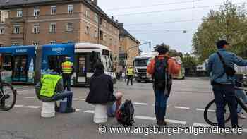 Augsburger Klimaaktivisten blockieren erneut für 15 Minuten den Verkehr