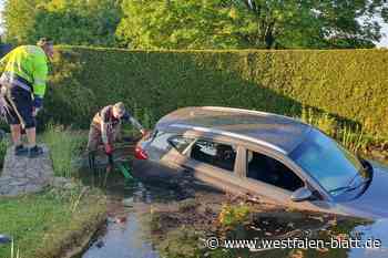 Bielefeld: Auto landet in Gartenteich