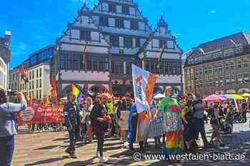 Gruppe zieht in bunten Farben durch Paderborn