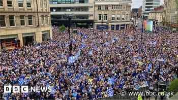 Sheffield Wednesday: Thousands applaud play-off winners