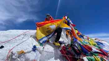 Man from Minto flies New Brunswick flag from atop Mount Everest