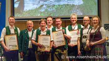 60 Musikanten füllen Bühne der Unterwössener Achentalhalle - und überraschen mit Pop-Ballade