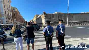 I gruppetti di ladri che borseggiano turisti vicino ai monumenti di Roma