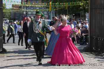 Bürgerschützen in Paderborn-Schloß Neuhaus feiern das Königspaar Annette und Wolfgang Pladwich