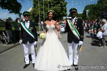 Jubel bei Festumzug der Schützen in Büren-Weiberg
