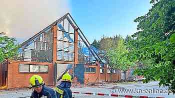 220 Feuerwehrleute bei Großfeuer auf Gut Schierensee:  Pferdestall brennt