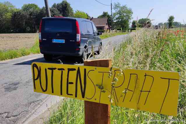 Evangeliestraat krijgt roepnaam Puttenstraat’: “Levensgevaarlijke putten tot 15 centimeter aan de baanrand”