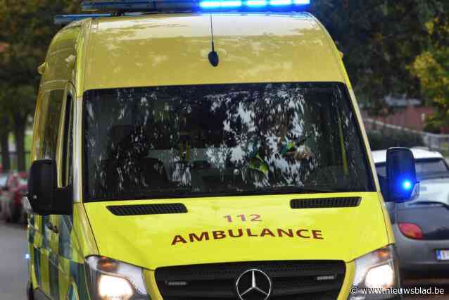 Bestuurster wordt onwel en belandt met wagen op dak