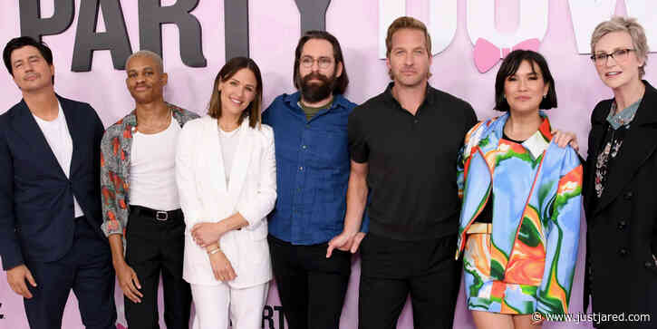 Jennifer Garner Shows Off Her Summer Style at 'Party Down' FYC Screening