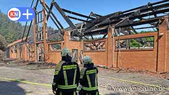 Brand im Reitstall auf Gut Schierensee: Löscharbeiten dauern an
