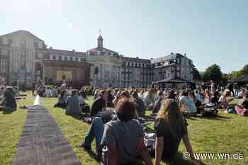 Harmonischer Dreiklang vor dem Schloss