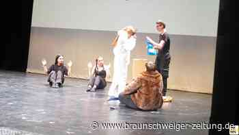 Schüler aus Lehre parodieren „Aktenzeichen XY“ im Theater