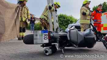 Motorrad-Unfall auf Supermarkt-Parkplatz in Bad Endorf – eine Person verletzt