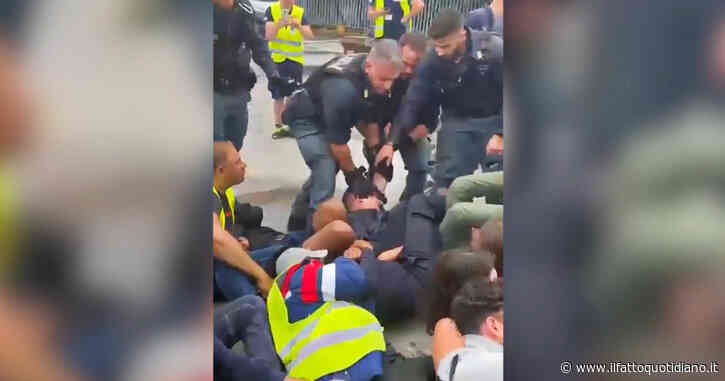 Lavoratori occupano l’ingresso di Mondo Convenienza a Campi Bisenzio: la polizia li porta via di peso