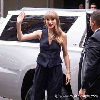 Taylor Swift accidentally swallows bug during Chicago concert