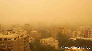 Schier unfassbare Bilder: Sandsturm verschlingt ganze Frachter – ein Mensch stirbt