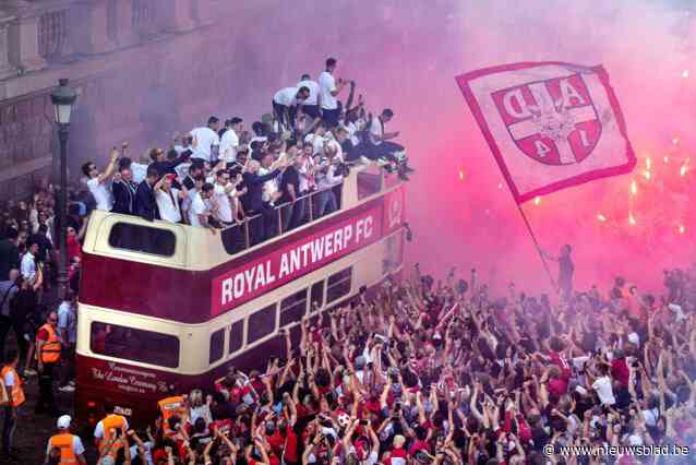 Kampioenenploeg en supporters vieren samen ‘den dubbel’ met feest op Grote Markt: “Dit is de schoonste dag in mijn leven”
