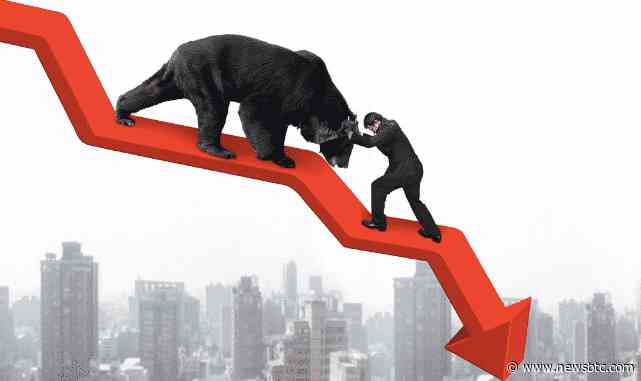 Bitcoin Weekly Momentum Crosses Bearish For First Time In 2023