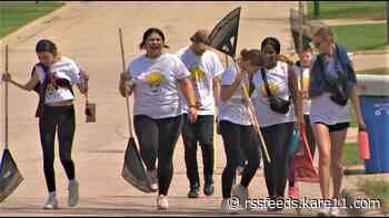 Entire school skips class: Students spend day helping people in the community