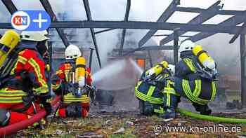 Feuerwehr sperrt Straße in Dätgen: Ein Einfamilienhaus brannte