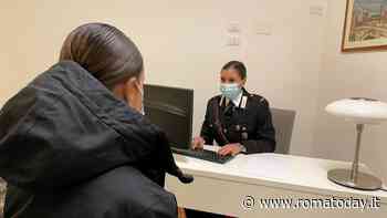 Forza la porta dell'appartamento della ex, la sorprende nel sonno e la minaccia di morte