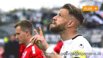 Der Kapitän der Spatzen holt sich die Trophäe