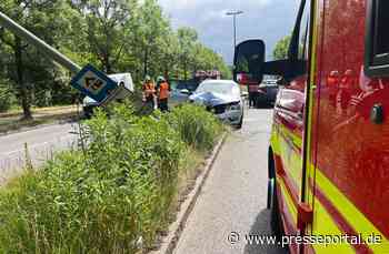 FW-M: Schwangere Frau kracht gegen Lichtmast (Moosach)