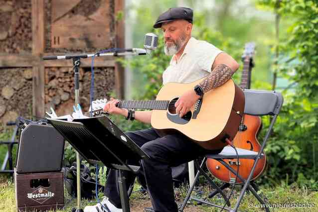Hij gaf nog een optreden, enkele uren later overleed Ronald (58) totaal onverwacht: “Hij had nog zo veel plannen”